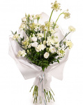 Imagine de ansamblu a buchetului "Buchet garoafe si eustoma", varianta Premium, realizat din 6 fire de ornitogalum, 4 fire de eustoma alb, 11 garoafe verzi, completat cu 4 fire de ruscus mic, ambalaj decorativ si o panglica inscriptionata.