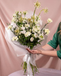 Perspectiva care evidentiaza proportiile si dimensiunea buchetului "Buchet garoafe si eustoma", varianta Premium, o compozitie bogata alcatuita din 6 fire de ornitogalum, 4 fire de eustoma alb, 11 garoafe verzi, completate de 4 fire de ruscus mic, finisata elegant cu ambalaj decorativ si o panglica inscriptionata.