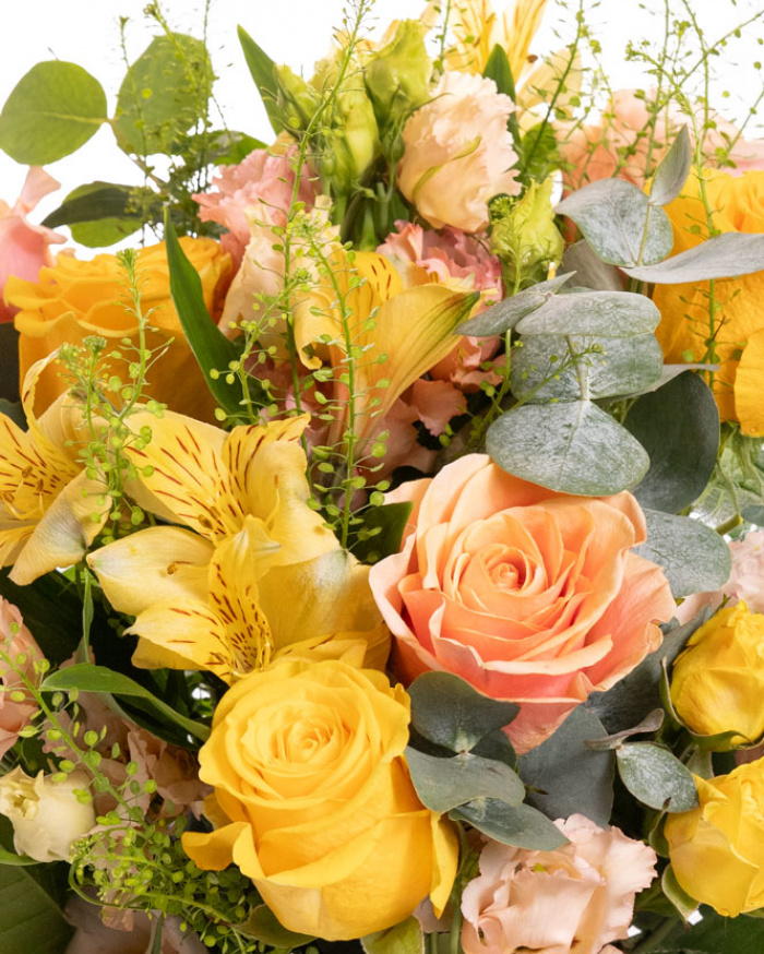 Prim-plan al florilor din buchetul “Buchet în culori calde”, varianta Premium, evidențiind combinația armonioasă de 3 Trandafiri galbeni, 4 Trandafiri portocalii, 1 fir de Alstroemeria, 2 Trandafiri ramificați galbeni și 2 fire de Lisianthus somon, completate de 1 fir de Lepidium și 1 crenguță de Eucalipt, finisate cu 1 ac decorativ cu perlă și 1 panglică neinscripționată.