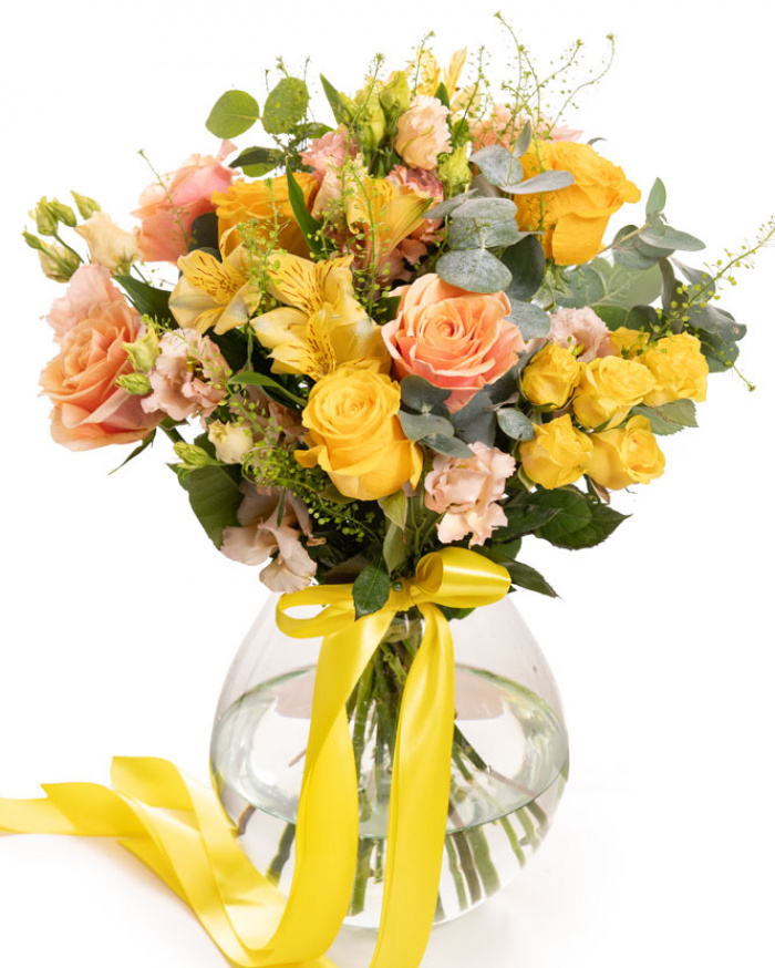 Imagine de ansamblu a buchetului “Buchet în culori calde”, varianta Premium, realizat din 3 Trandafiri galbeni, 4 Trandafiri portocalii, 1 fir de Alstroemeria, 2 Trandafiri ramificați galbeni, 1 fir de Lepidium, 1 crenguță de Eucalipt și 2 fire de Lisianthus somon, completat cu 1 ac decorativ cu perlă și 1 panglică neinscripționată.