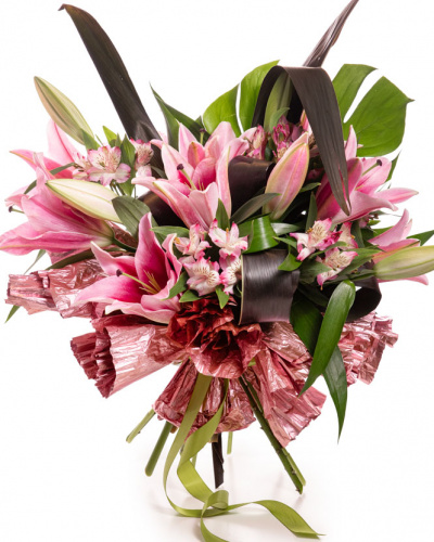 Imagine de ansamblu a buchetului “Buchet crini orientali”, varianta Premium, realizat din 3 Crini orientali roz, 1 frunză de Monstera, 5 frunze de Cordiline, 4 flori de Alstroemeria, completat cu 1 element decorativ și o panglică neînscripționată.