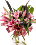 Imagine de ansamblu a buchetului “Buchet crini orientali”, varianta Premium, realizat din 3 Crini orientali roz, 1 frunză de Monstera, 5 frunze de Cordiline, 4 flori de Alstroemeria, completat cu 1 element decorativ și o panglică neînscripționată.