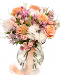 Imagine de ansamblu a buchetului “Buchet crizanteme şi trandafiri”, varianta Premium, realizat din 5 Trandafiri portocalii, 3 Crizanteme albe, 3 Trandafiri Ramificați albi, 4 Alstroemeria, completat cu 2 fire de Lepidium și o panglică neinscripționată.