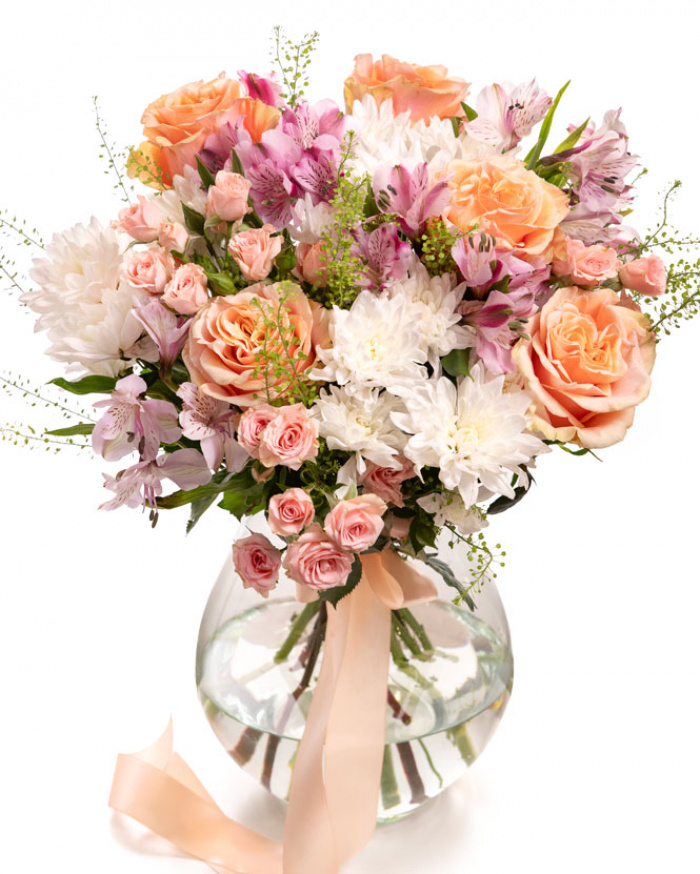 Imagine de ansamblu a buchetului “Buchet crizanteme şi trandafiri”, varianta Premium, realizat din 5 Trandafiri portocalii, 3 Crizanteme albe, 3 Trandafiri Ramificați albi, 4 Alstroemeria, completat cu 2 fire de Lepidium și o panglică neinscripționată.