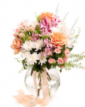 Imagine de ansamblu a buchetului “Buchet crizanteme şi trandafiri”, varianta Standard, realizat din 3 Trandafiri portocalii, 3 Crizanteme albe, 2 Trandafiri Ramificați albi, 2 Alstroemeria, completat cu 2 fire de Lepidium și o panglică neinscripționată.