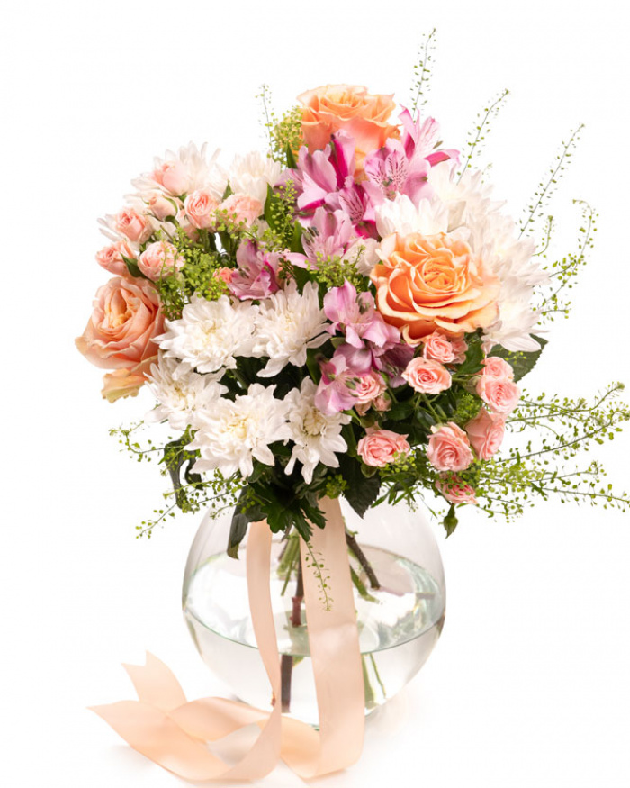 Imagine de ansamblu a buchetului “Buchet crizanteme şi trandafiri”, varianta Standard, realizat din 3 Trandafiri portocalii, 3 Crizanteme albe, 2 Trandafiri Ramificați albi, 2 Alstroemeria, completat cu 2 fire de Lepidium și o panglică neinscripționată.