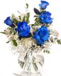Imagine de ansamblu a buchetului “Buchet cu Trandafiri albaștri „Blue Grace””, varianta Premium, realizat din 5 Trandafiri albaștri, 1 Hydrangea albă, 1 fir de Eustoma alb, 2 fire de Alstroemeria și 3 fire de Gypshopila, completat cu 1 crenguță de Eucalipt și finisat cu 1 panglică Magnolia.