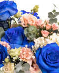 Prim-plan al florilor din aranjamentul “Aranjament floral cu Trandafiri albaștri „Blue Dream””, varianta Premium, evidențiind combinația armonioasă de 7 Trandafiri albaștri, 1 Hortensie albă, 1 Eustoma somon și 1 Trandafir ramificat, completate de Gypsophila și crenguțe de Asparagus într-o cutie albă.
