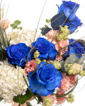 Prim-plan al florilor din buchetul “Buchet cu Trandafiri albaștri și Hortensii”, varianta Premium, evidentiind combinatia armonioasa de 2 Hortensii albe, 9 Trandafiri albaștri și 5 fire de Eustoma somon, completate de 10 fire de Beargrass și 3 crenguțe de Eucalipt și finisate cu 2 panglici neînscriptionate elegante.