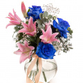 Buchet cu Trandafiri albaștri și Crini roz „Blue Charm”