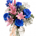 Buchet cu Trandafiri albaștri și Crini roz „Blue Charm”