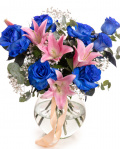 Imagine de ansamblu a buchetului “Buchet cu Trandafiri albaștri și Crini roz „Blue Charm””, varianta Premium, realizat din 2 crini imperiali roz, 7 trandafiri albaștri, 2 fire de Gypsophila, 2 fire de Asparagus umbelatus și 3 crenguțe de Eucalipt, completat cu 2 panglici neînscriptionate.