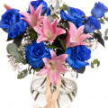 Buchet cu Trandafiri albaștri și Crini roz „Blue Charm”