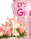 Prim-plan al florilor din coșul “Aranjament floral „Bun venit pe lume””, varianta Premium, evidențiind combinația armonioasă de 6 Trandafiri roz, 3 Trandafiri ramificați albi, 1 Hydrangea albă, 3 flori de Alstroemeria, completate de 2 fire de Asparagus umbelatus și finisate cu 2 panglici elegante și un balon festiv în formă de tălpiță [1].