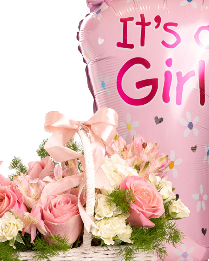 Prim-plan al florilor din coșul “Aranjament floral „Bun venit pe lume””, varianta Premium, evidențiind combinația armonioasă de 6 Trandafiri roz, 3 Trandafiri ramificați albi, 1 Hydrangea albă, 3 flori de Alstroemeria, completate de 2 fire de Asparagus umbelatus și finisate cu 2 panglici elegante și un balon festiv în formă de tălpiță [1].