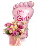 Imagine de ansamblu a aranjamentului “Aranjament floral „It'a a Girl””, varianta Premium, realizat din 7 Trandafiri mov, 1 fir de Gypsophila, 2 flori de Eustoma somon, 2 crenguțe de Cinerea, completat cu 1 panglică neinscripționată, 1 perlă cu ac, ambalaj decorativ și 1 balon roz.