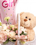 Prim-plan al florilor din coșul “Aranjament floral „Hello Baby Girl””, varianta Standard, evidențiind combinația armonioasă de 1 Hydrangea roz pal, 3 Garoafe verzi, 3 Trandafiri albi, 2 fire de Eustoma roz și 2 Trandafiri ramificați roz, completate de 2 crenguțe de Pittosporum mare și finisate cu 1 Urs maro de pluș, un balon aniversar și 2 panglici inscripționate elegante.