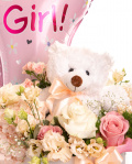 Prim-plan al florilor din aranjamentul în cutie “Aranjament floral nou-născut fetiță”, varianta Standard, evidențiind combinația armonioasă de o Hydrangea albă, o Hydrangea light pink, 3 Trandafiri albi, 4 Trandafiri roz, 2 Trandafiri ramificați roz și 2 flori de Eustoma somon, completate de Gypsophila, Asparagus umbelatus și Pittosporum ilan, finisate cu un ursuleț mic alb și 2 panglici neinscripționate elegante.