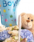 Prim-plan al florilor din aranjamentul “Aranjament floral nou-născut „Little Bear””, varianta Standard, evidențiind combinația armonioasă de 2 Hydrangea albastre, 3 Trandafiri albi, 2 flori de Eustoma somon și 2 Trandafiri ramificați albi, completate de 2 crenguțe de Pittosporum și finisate cu un coș mare, un urs maro mare, un balon festiv și 2 panglici inscripționate elegante.