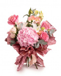 Imagine de ansamblu a buchetului “Buchet de flori „Bucurie de vară"”, varianta Standard, realizat din 1 Crin imperial alb, 3 crenguțe de Eucalipt, 1 fir de Eustoma somon, 1 Hydrangea roz, 1 fir de Trandafir ramificat roz și 3 Trandafiri roz, completat cu un ambalaj festiv și o panglică.