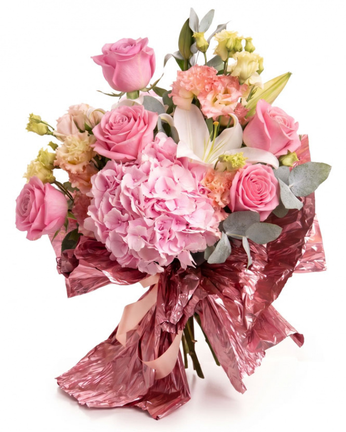 Imagine de ansamblu a buchetului “Buchet de flori „Bucurie de vară"”, varianta Deluxe, realizat din 1 Crin imperial alb, 3 crenguțe de Eucalipt, 2 fire de Eustoma somon, 1 Hydrangea roz, 1 fir de Trandafir ramificat roz și 5 Trandafiri roz, completat cu un ambalaj festiv și o panglică.
