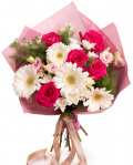 Imagine de ansamblu a buchetului “Buchet crizanteme și gerbera”, varianta Premium, realizat din 5 trandafiri Pink Floyd, 3 crizanteme albe, 5 gerbere albe, 2 flori de Eustoma pink și 4 fire de Asparagus umbelatus, completat cu un ambalaj decor și 2 panglici mgn.