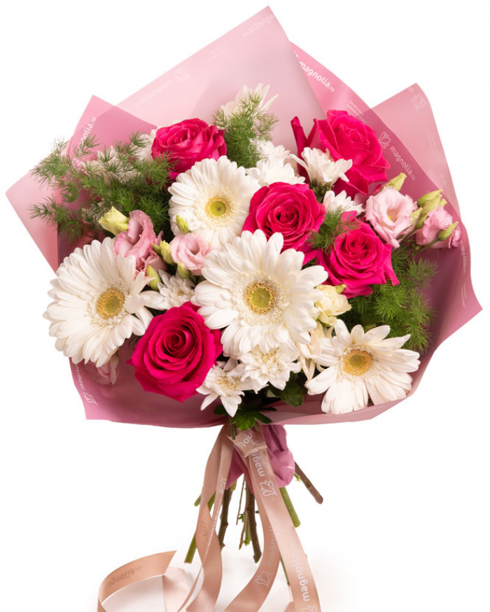Imagine de ansamblu a buchetului “Buchet crizanteme și gerbera”, varianta Premium, realizat din 5 trandafiri Pink Floyd, 3 crizanteme albe, 5 gerbere albe, 2 flori de Eustoma pink și 4 fire de Asparagus umbelatus, completat cu un ambalaj decor și 2 panglici mgn.
