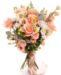 Imagine de ansamblu a buchetului “Buchet cu trandafiri şi crizanteme”, varianta Premium, realizat din 3 Crizanteme albe, 5 Trandafiri portocalii, 5 fire de Eustoma somon, 4 crenguţe de Eucalipt, completat cu 2 panglici inscripţionate Magnolia.
