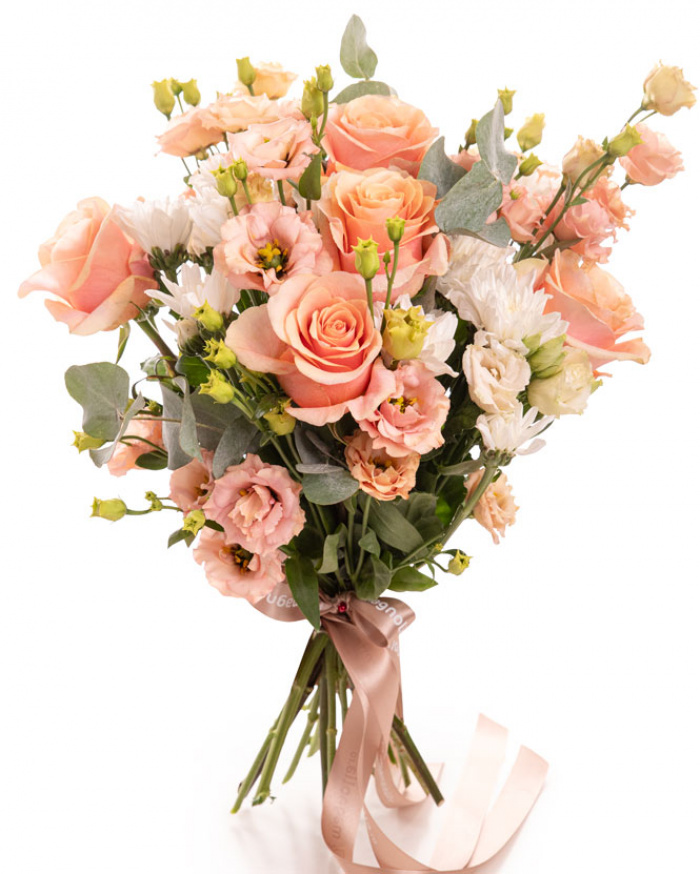 Imagine de ansamblu a buchetului “Buchet cu trandafiri şi crizanteme”, varianta Premium, realizat din 3 Crizanteme albe, 5 Trandafiri portocalii, 5 fire de Eustoma somon, 4 crenguţe de Eucalipt, completat cu 2 panglici inscripţionate Magnolia.