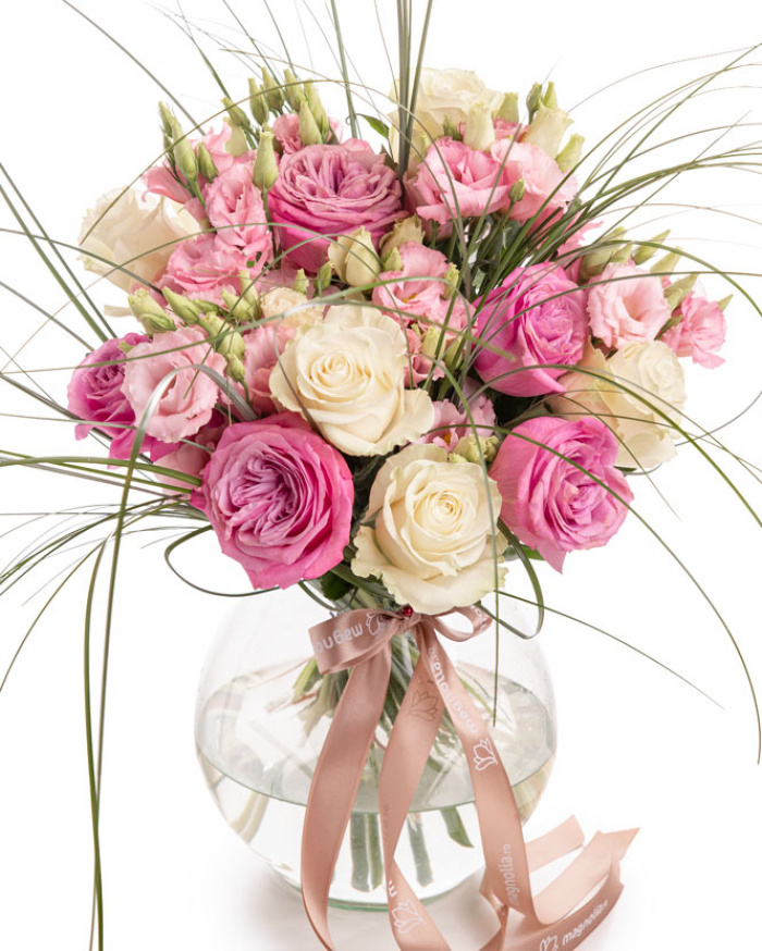 Imagine de ansamblu a buchetului “Buchet cu trandafiri mov și lisianthus”, varianta Premium, realizat din 5 Trandafiri albi, 6 Eustoma roz, 15 fire de Beargrass, 5 Trandafiri mov, completat cu 2 panglici inscripționate.