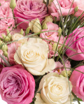 Prim-plan al florilor din buchetul “Buchet cu trandafiri mov și lisianthus”, varianta Premium, evidențiind combinația armonioasă de 5 Trandafiri albi, 6 Eustoma roz, 5 Trandafiri mov, completate de 15 fire de Beargrass și finisate cu 2 panglici inscripționate elegante.