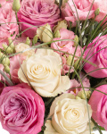 Prim-plan al florilor din buchetul “Buchet cu trandafiri mov și lisianthus”, varianta Premium, evidențiind combinația armonioasă de 5 Trandafiri albi, 6 Eustoma roz, 5 Trandafiri mov, completate de 15 fire de Beargrass și finisate cu 2 panglici inscripționate elegante.