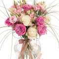 Buchet cu trandafiri mov și lisianthus