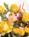 Prim-plan al florilor din buchetul “Buchet trandafiri galbeni și creioane colorate „Back to school"”, varianta Deluxe, evidențiind combinația armonioasă de 4 Trandafiri galbeni, 2 Eustoma somon, 1 Trandafir ramificat galben și 1 set de creioane colorate, completate de 2 crenguțe de Eucalipt și finisate cu 1 ambalaj și 1 panglică elegante.