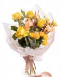 Imagine de ansamblu a buchetului “Buchet trandafiri galbeni și creioane colorate „Back to school"”, varianta Deluxe, realizat din 4 Trandafiri galbeni, 2 Eustoma somon, 1 Trandafir ramificat galben, 2 crenguțe de Eucalipt și 1 set de creioane colorate, completat cu 1 ambalaj și 1 panglică.