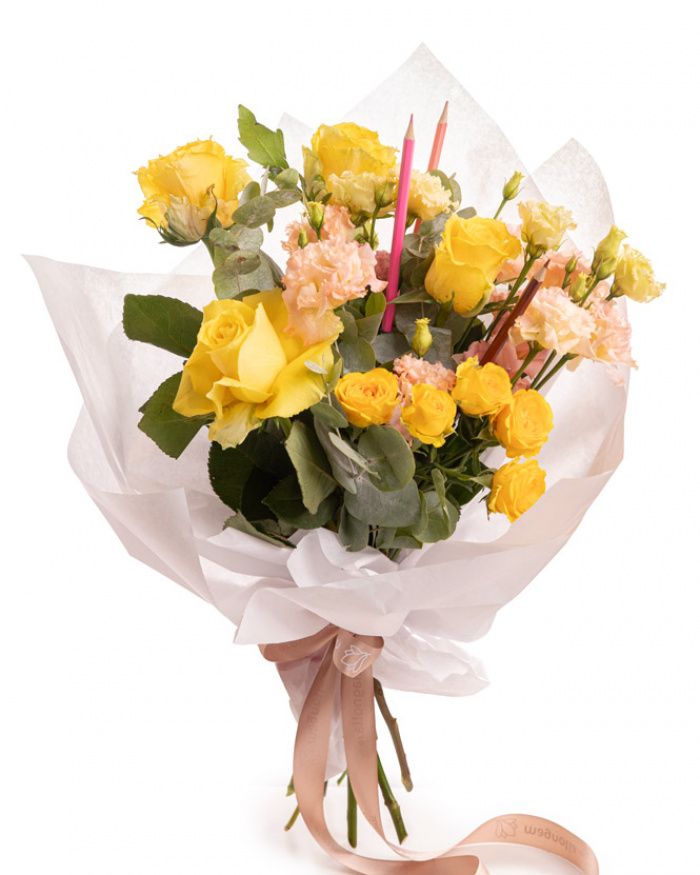 Imagine de ansamblu a buchetului “Buchet trandafiri galbeni și creioane colorate „Back to school"”, varianta Deluxe, realizat din 4 Trandafiri galbeni, 2 Eustoma somon, 1 Trandafir ramificat galben, 2 crenguțe de Eucalipt și 1 set de creioane colorate, completat cu 1 ambalaj și 1 panglică.