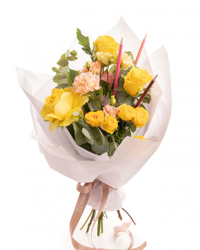 Imagine de ansamblu a buchetului “Buchet trandafiri galbeni și creioane colorate „Back to school"”, varianta Standard, realizat din 3 Trandafiri galbeni, 1 Eustoma somon, 1 Trandafir ramificat galben, 2 crenguțe de Eucalipt și 1 set de creioane colorate, completat cu 1 ambalaj și 1 panglică.