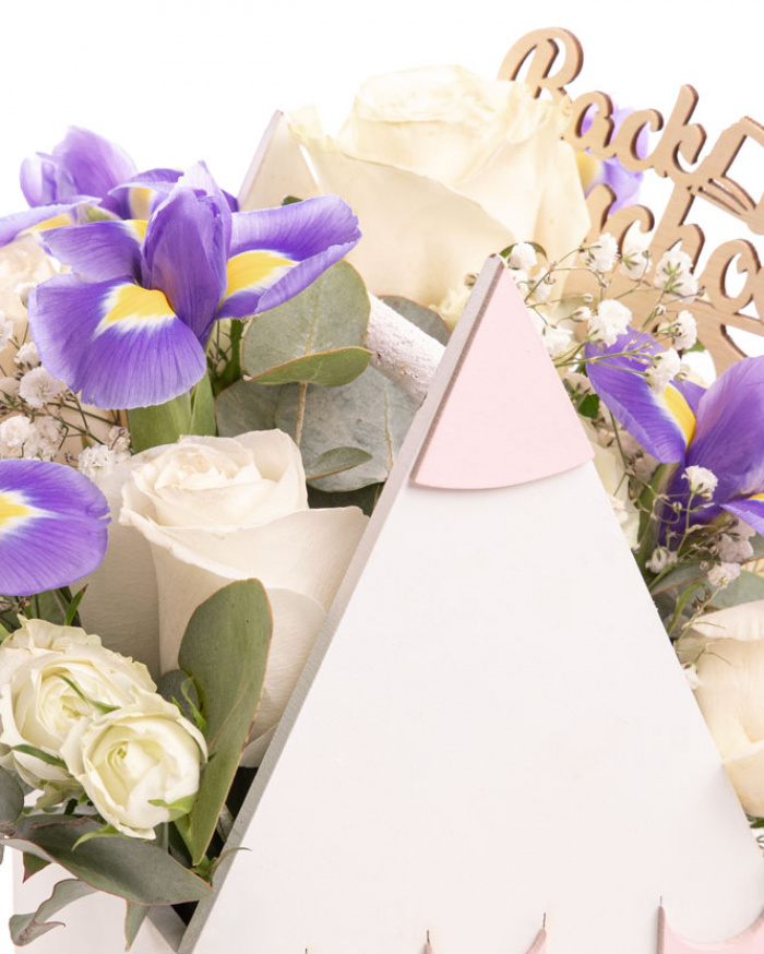 Prim-plan al florilor din aranjamentul “Aranjament cu trandafiri în cutie creion „Back to School