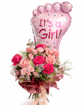 Imagine de ansamblu a buchetului “Buchet nou-născut „Sweet Baby Girl””, varianta Premium, realizat din 4 Trandafiri Pink Floyd, 4 Trandafiri roz, 3 Trandafiri ramificați roz, 2 fire de Lepidium, 2 fire de Gypsophila, 3 crenguțe de Eucalipt, completat cu un balon tematic It's a Girl, ambalaj decorativ și o panglică neinscripționată.