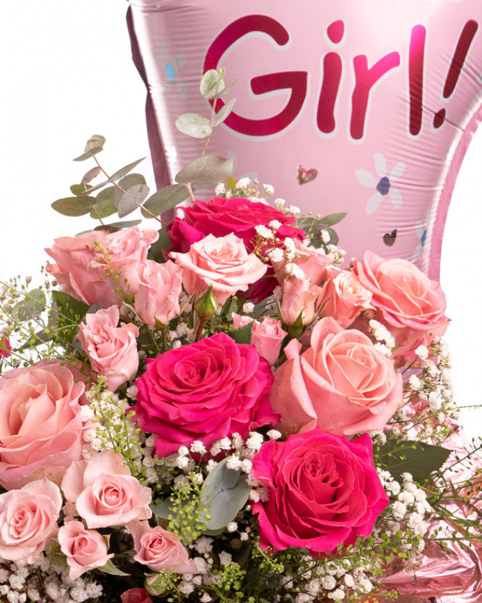 Prim-plan al florilor din buchetul “Buchet nou-născut „Sweet Baby Girl””, varianta Premium, evidențiind combinația armonioasă de 4 Trandafiri Pink Floyd, 4 Trandafiri roz, 3 Trandafiri ramificați roz, 2 fire de Gypsophila, 2 fire de Lepidium, completate de 3 crenguțe de Eucalipt și finisate cu un balon festiv, ambalaj decorativ și o panglică elegantă.