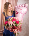 Perspectivă care evidențiază proporțiile și dimensiunea buchetului “Buchet nou-născut „Sweet Baby Girl””, varianta Premium, o compoziție bogată alcătuită din 4 Trandafiri Pink Floyd, 4 Trandafiri roz, 3 Trandafiri ramificați roz, 2 fire de Gypsophila, 2 fire de Lepidium, 3 crenguțe de Eucalipt, finisată elegant cu un balon tematic It's a Girl, ambalaj decorativ și o panglică neinscripționată.