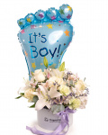 Imagine de ansamblu a aranjamentului “Aranjament floral „It'a a Boy””, varianta Deluxe, realizat din 5 Trandafiri albi Mondial, 2 Crini imperiali albi, 3 Garoafe verzi, 3 Alstroemeria, 1 fir de Limonium, 2 crenguțe de Eucalipt, completat cu un balon festiv It's a Boy, 1 perlă pe ac, cutie Magnolia și panglică personalizată.