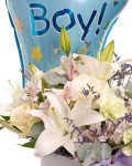 Prim-plan al florilor din aranjamentul “Aranjament floral „It'a a Boy””, varianta Standard, evidentiind combinatia armonioasa de 3 Trandafiri albi Mondial, 2 Crini imperiali albi, 3 Garoafe verzi, 2 Alstroemeria, 1 fir de Limonium, completate de 2 crenguțe de Eucalipt si finisate cu un balon festiv, 1 perlă pe ac, cutie Magnolia și panglici elegante.
