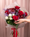 Perspectiva care evidentiaza proportiile si dimensiunea buchetului “Buchet cu Trandafiri și Hortensii”, varianta Premium, o compozitie bogata alcatuita din 5 Trandafiri Freedom, 2 Hortensii bordo, 2 Trandafiri ramificați albi, 1 fir de Limonium, 2 crenguțe de Eucalipt, finisata elegant cu ambalaj decorativ și panglică Magnolia.