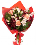 Imagine de ansamblu a buchetului “Buchet cu Hortensii și Trandafiri „Fall Mood””, varianta Premium, realizat din 3 Trandafiri portocalii, 2 Hortensii bordo, 4 fire de Alstroemeria, 3 crenguțe de Asparagus umbelatus, 3 Trandafiri ramificați albi, completat cu ambalaj decorativ și o panglică inscripționată Magnolia.