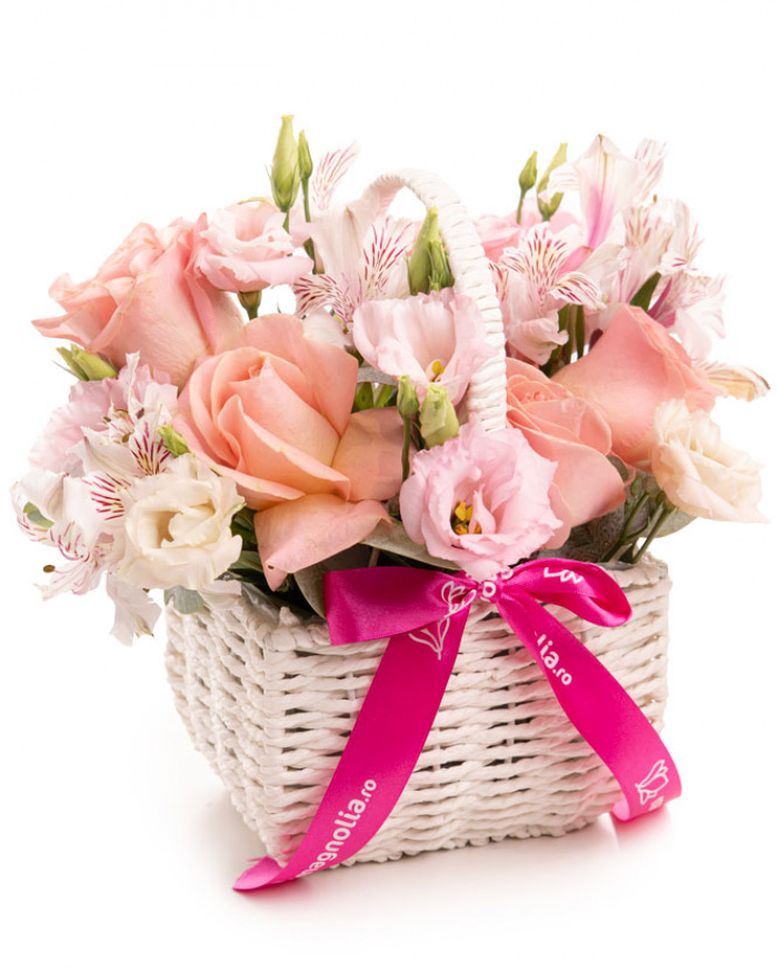 Imagine de ansamblu a coșului “Coșuleț cu flori roz”, varianta Premium, realizat din 5 Trandafiri roz, 3 fire de Alstroemeria, 2 fire de Eustoma roz și 1 crenguță de Eucalipt, completat cu o panglică inscripționată Magnolia.