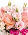 Prim-plan al florilor din coșul “Coșuleț cu flori roz”, varianta Premium, evidențiind combinația armonioasă de 5 Trandafiri roz, 3 fire de Alstroemeria și 2 fire de Eustoma roz, completate de 1 crenguță de Eucalipt și finisate cu o panglică inscripționată Magnolia elegantă.