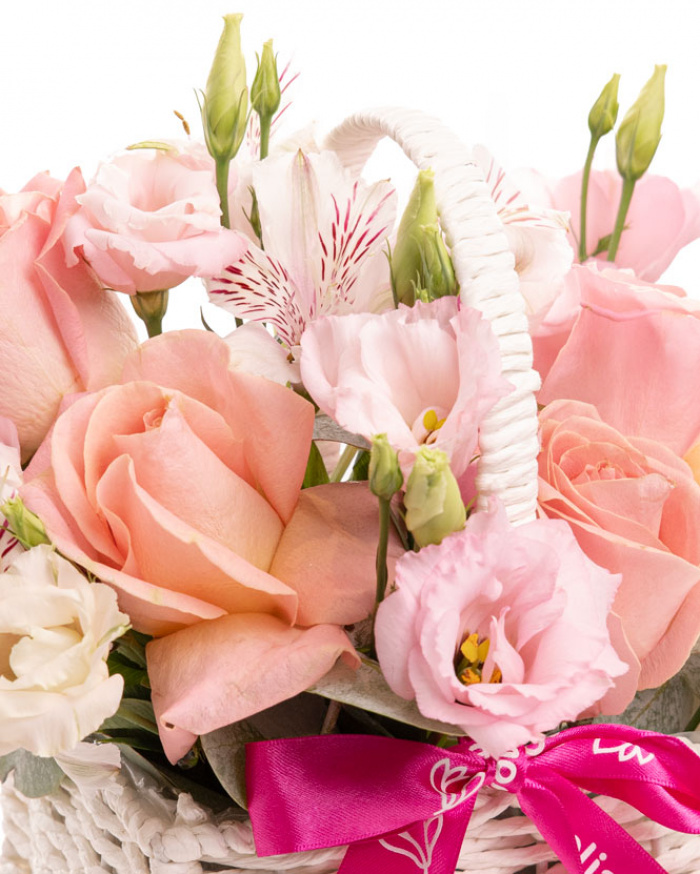 Prim-plan al florilor din coșul “Coșuleț cu flori roz”, varianta Premium, evidențiind combinația armonioasă de 5 Trandafiri roz, 3 fire de Alstroemeria și 2 fire de Eustoma roz, completate de 1 crenguță de Eucalipt și finisate cu o panglică inscripționată Magnolia elegantă.