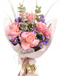 Imagine de ansamblu a buchetului “Buchet trandafiri roz și iriși”, varianta Premium, realizat din 6 Trandafiri roz, 7 Iriși, 3 crenguțe de Eucalipt, 1 fir de Gypsophila, 5 fire de Beargrass, completat cu ambalaj decorativ și o panglică Magnolia.