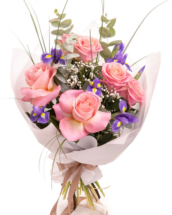 Imagine de ansamblu a buchetului “Buchet trandafiri roz și iriși”, varianta Premium, realizat din 6 Trandafiri roz, 7 Iriși, 3 crenguțe de Eucalipt, 1 fir de Gypsophila, 5 fire de Beargrass, completat cu ambalaj decorativ și o panglică Magnolia.